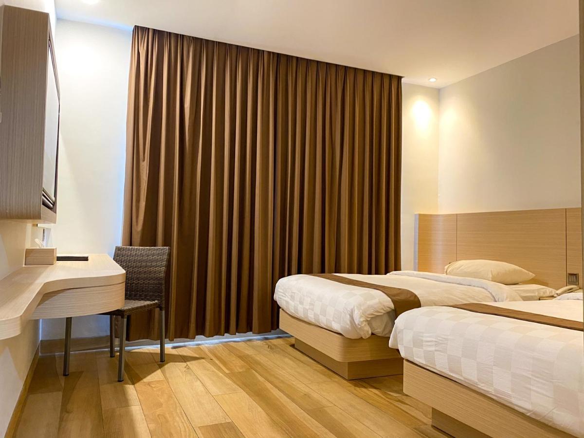 Comforta Hotel Tanjung Pinang Exterior photo