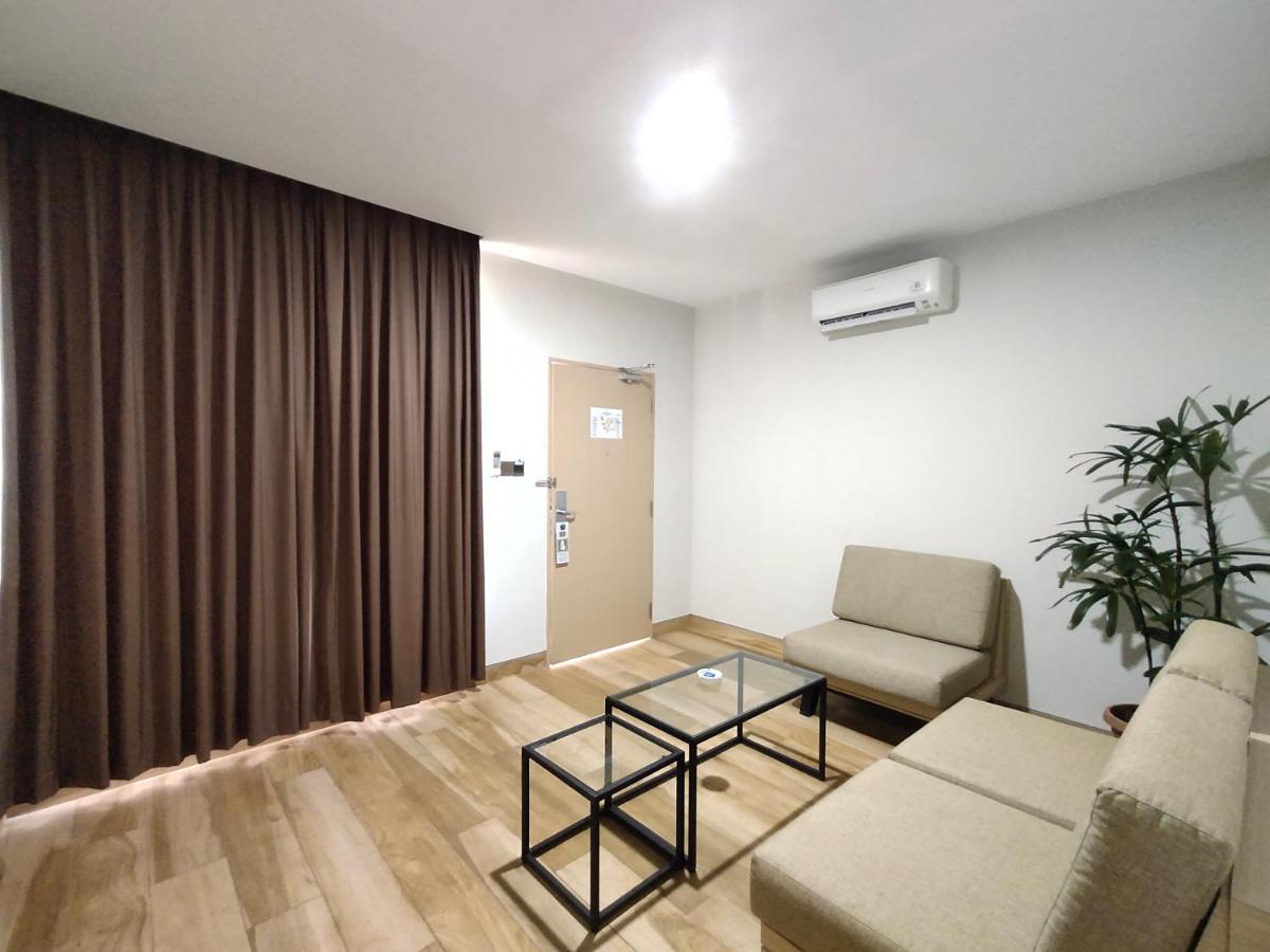Comforta Hotel Tanjung Pinang Exterior photo