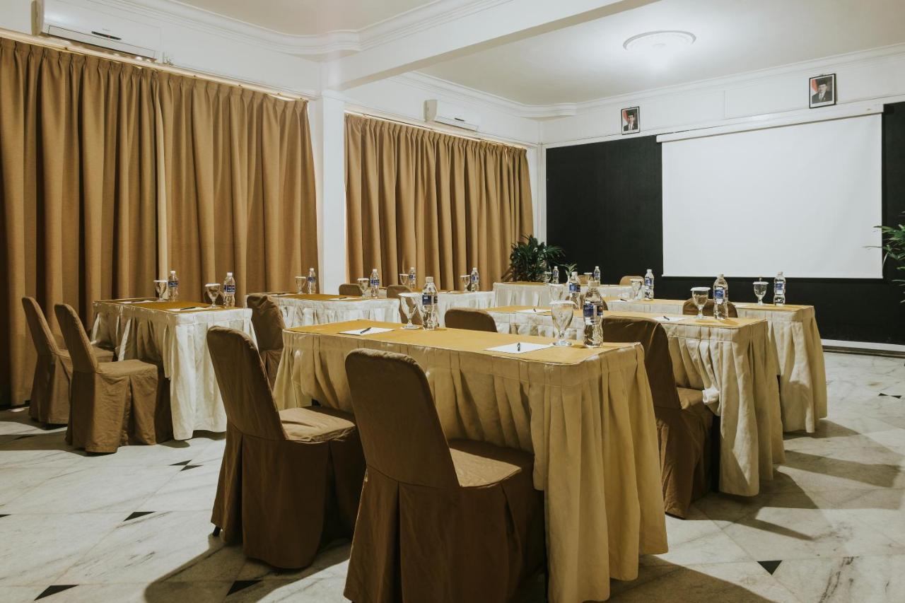 Comforta Hotel Tanjung Pinang Exterior photo