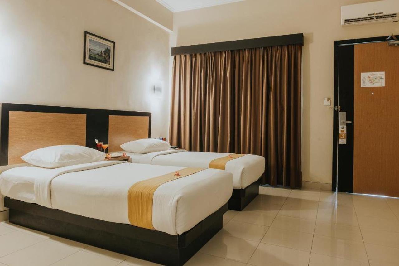 Comforta Hotel Tanjung Pinang Exterior photo