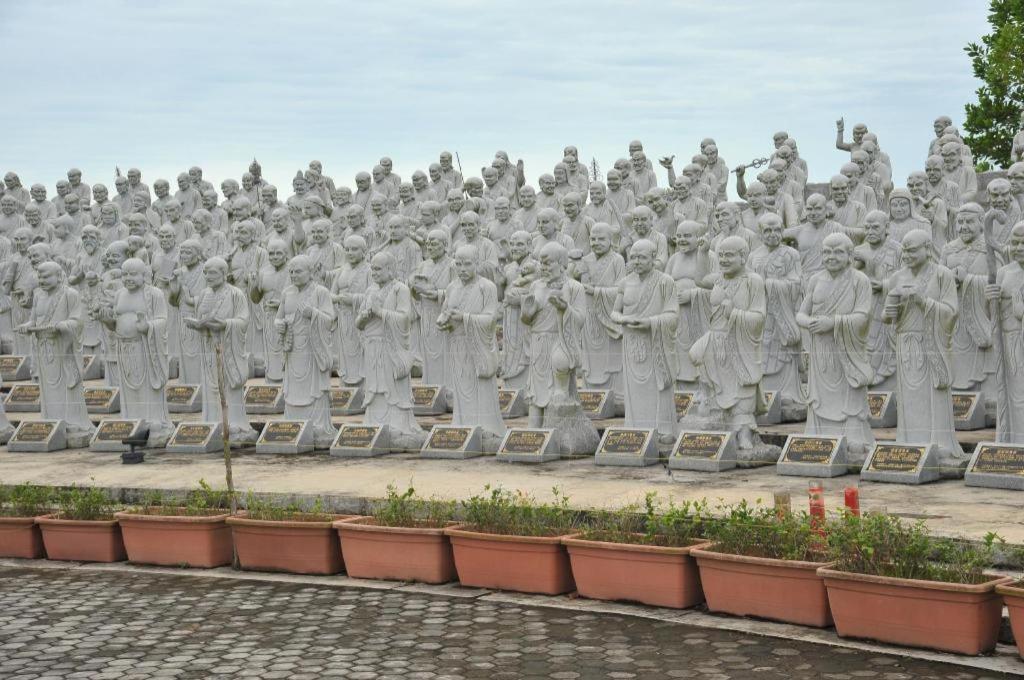 Comforta Hotel Tanjung Pinang Exterior photo