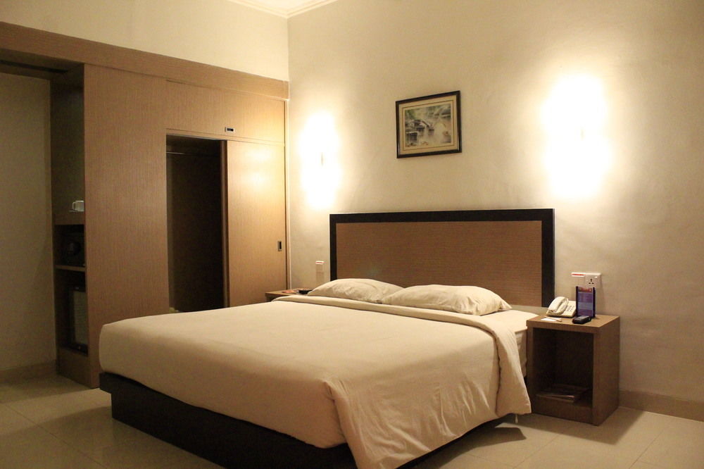 Comforta Hotel Tanjung Pinang Exterior photo