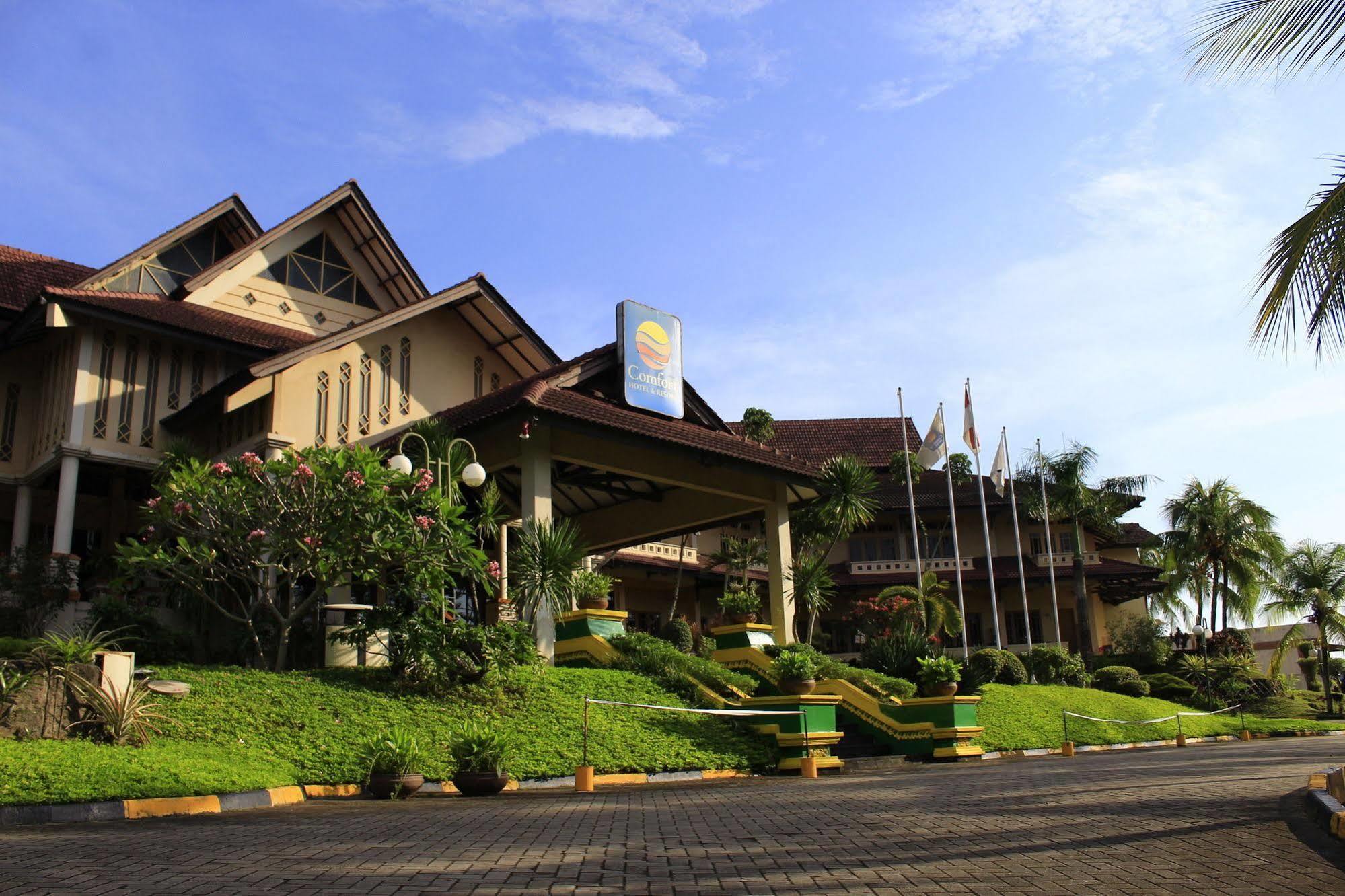 Comforta Hotel Tanjung Pinang Exterior photo