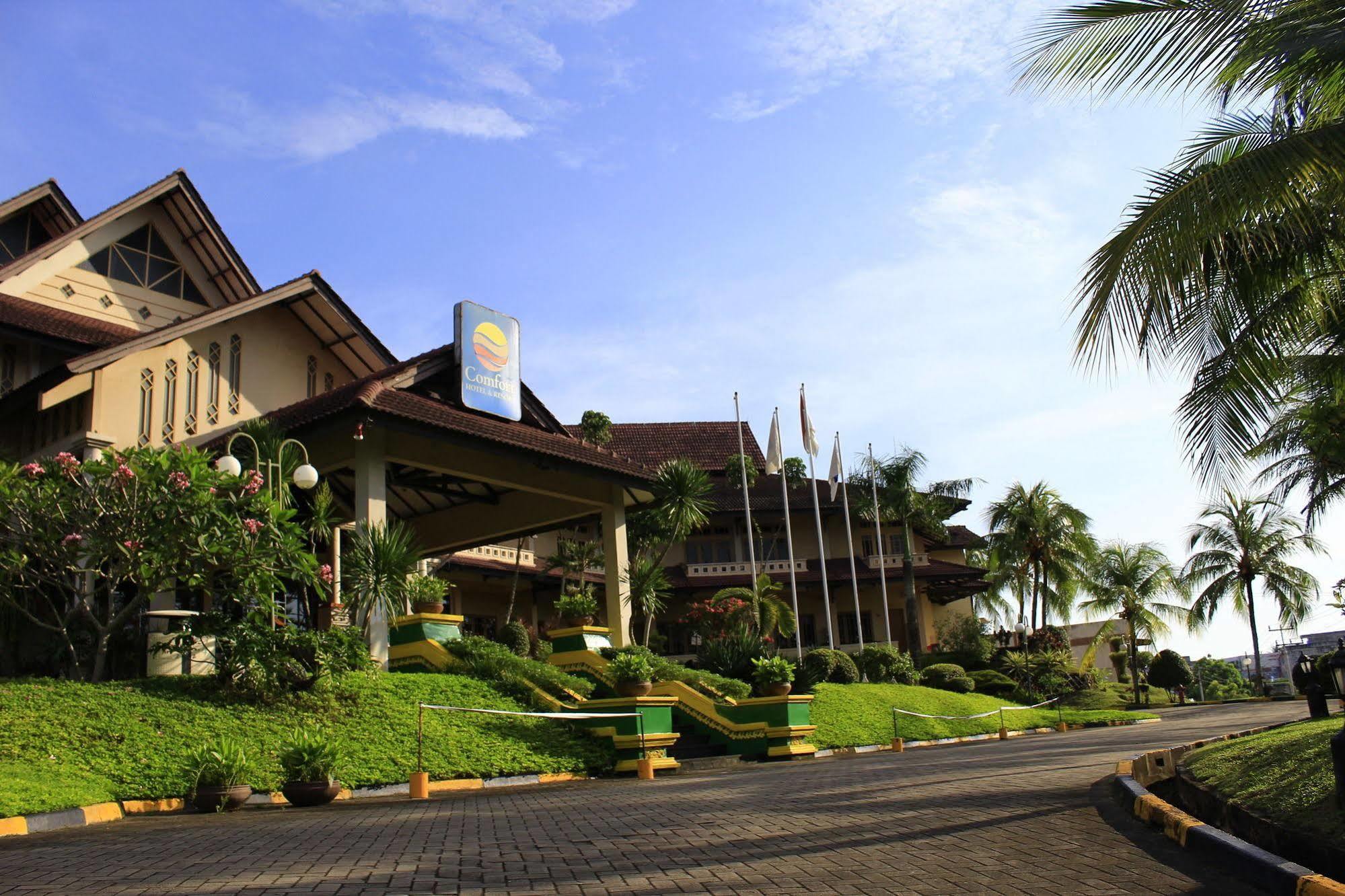 Comforta Hotel Tanjung Pinang Exterior photo