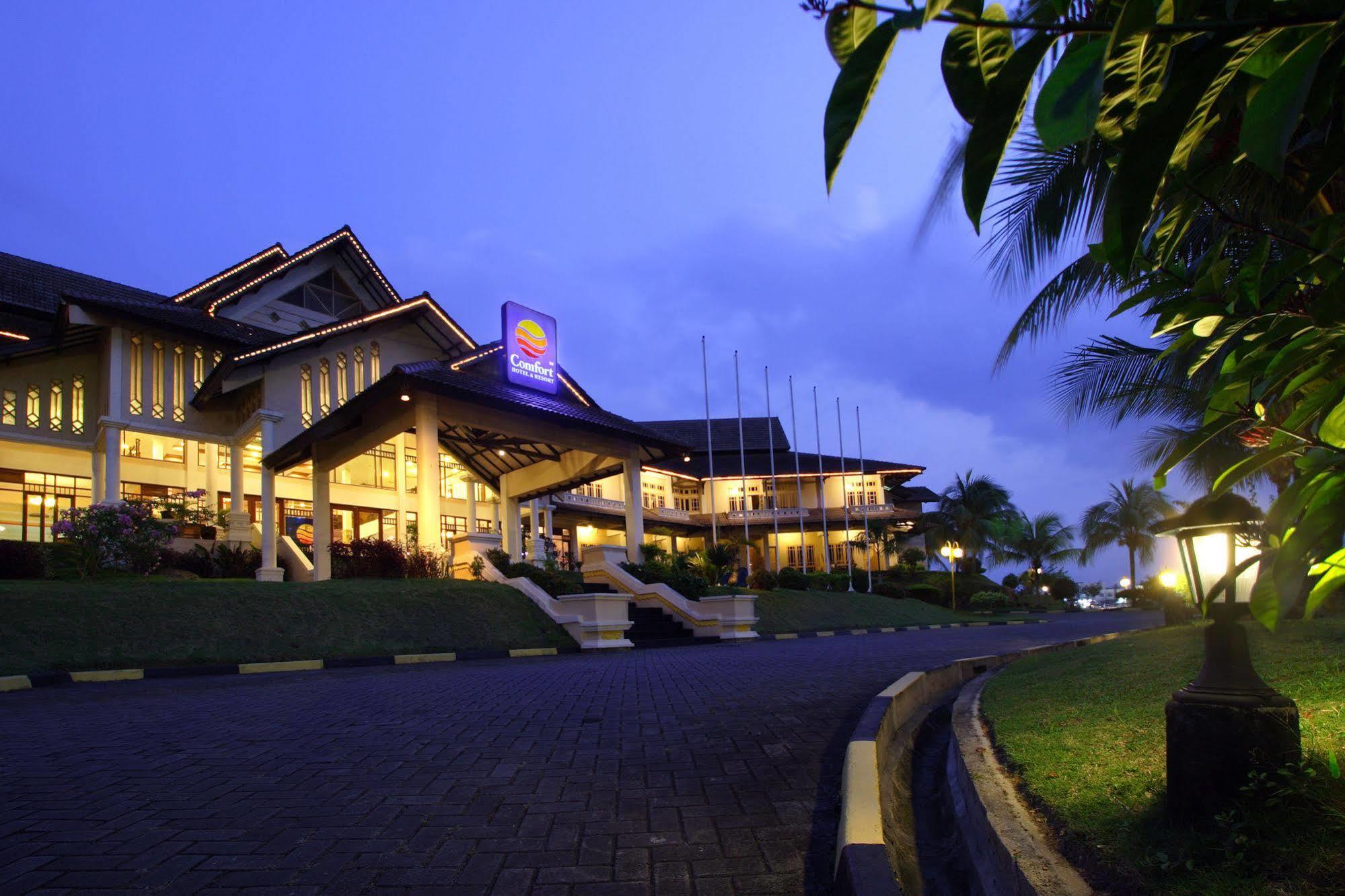 Comforta Hotel Tanjung Pinang Exterior photo