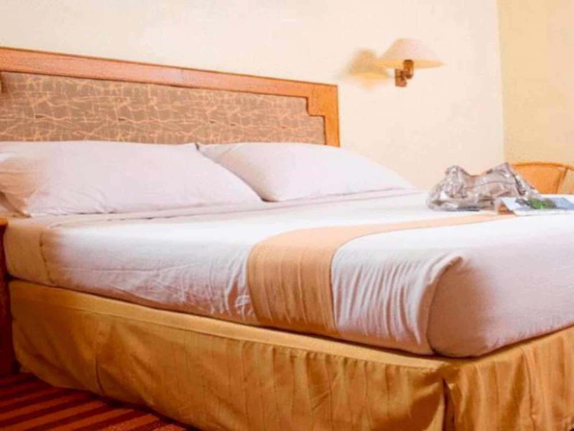Comforta Hotel Tanjung Pinang Exterior photo